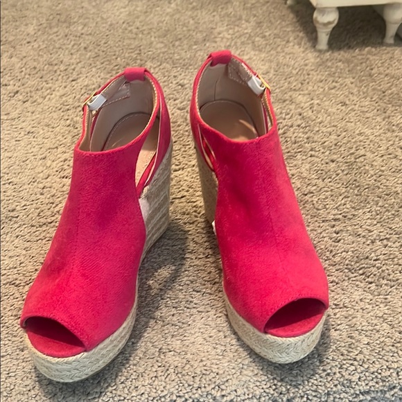 💗 Stylish Hot Pink Wedge Sandals NWOT - Picture 1 of 4